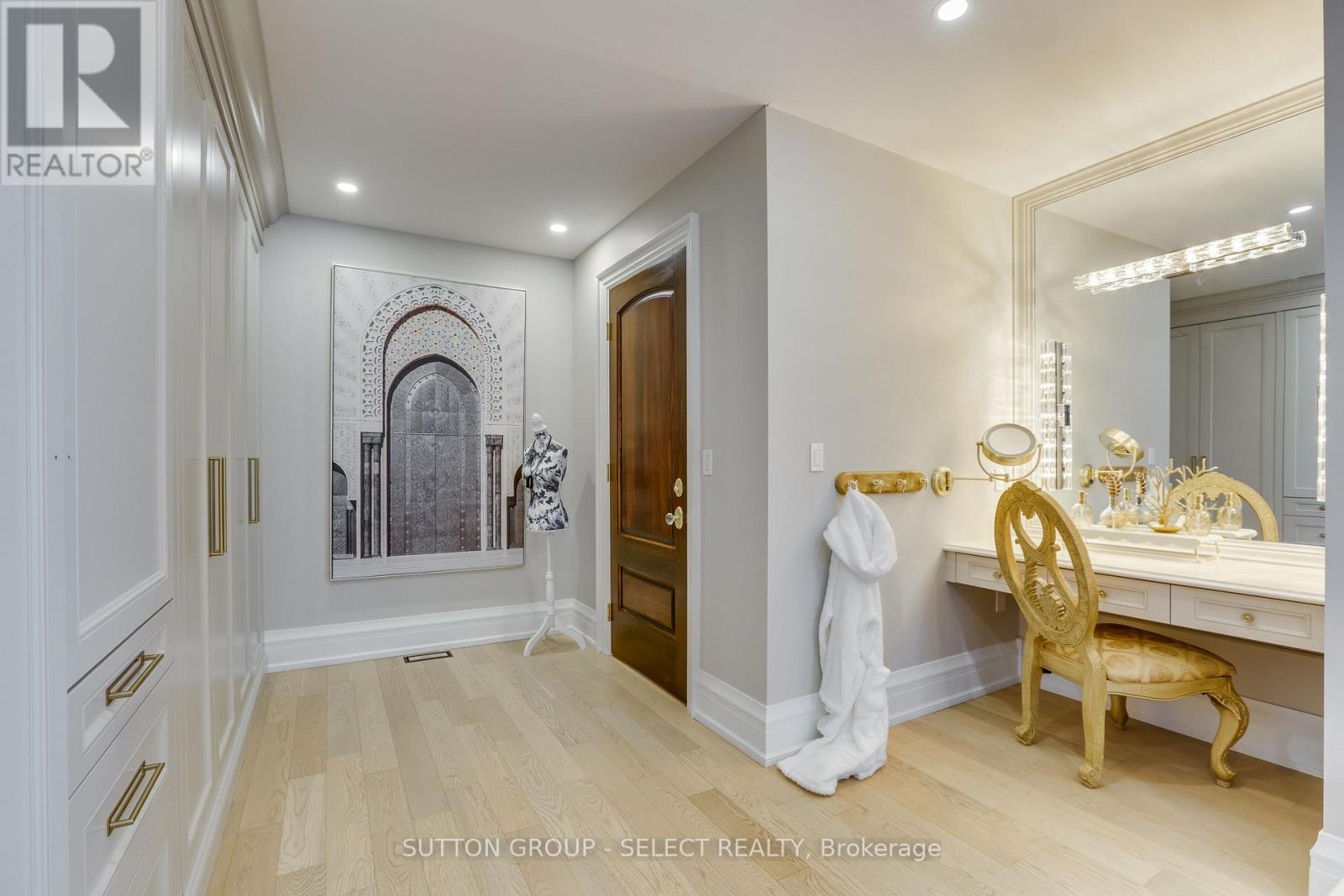 Photo 28 of 49 for 562 Dufferin Avenue