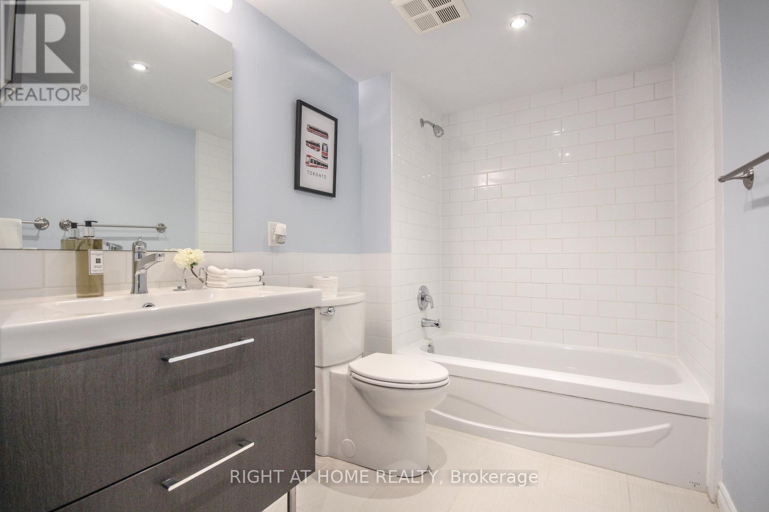 320 - 25 The Esplanade, Toronto, Ontario  M5E 1W5 - Photo 15 - C12761582