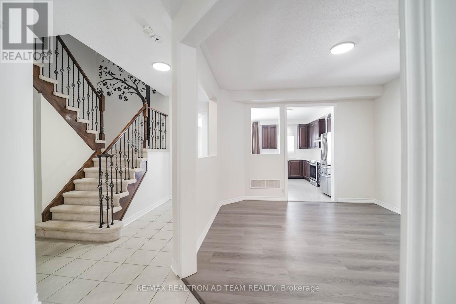 10 Campview Street, Whitby, Ontario  L1R 0K5 - Photo 5 - E12761720