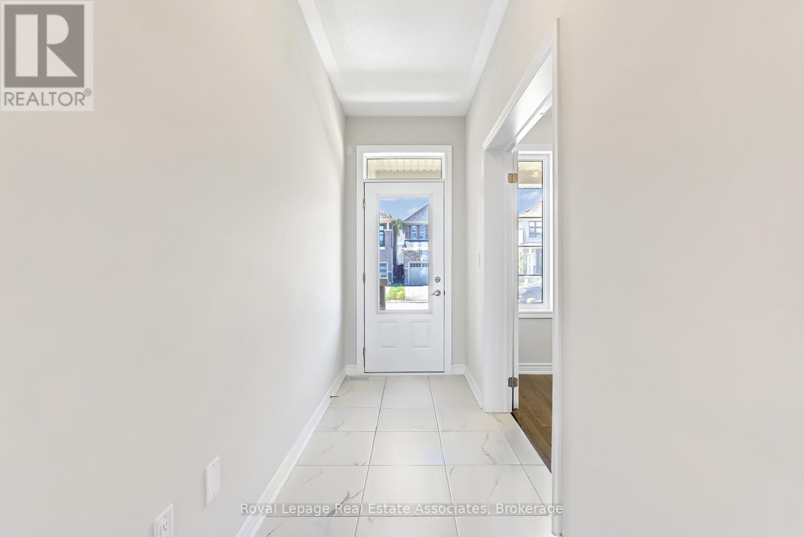 29 John Dallimore Drive, Georgina, Ontario  L4P 0S6 - Photo 2 - N12761452