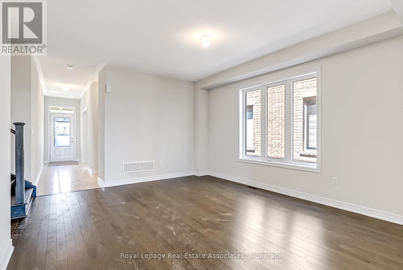 29 John Dallimore Drive, Georgina, Ontario  L4P 0S6 - Photo 5 - N12761452