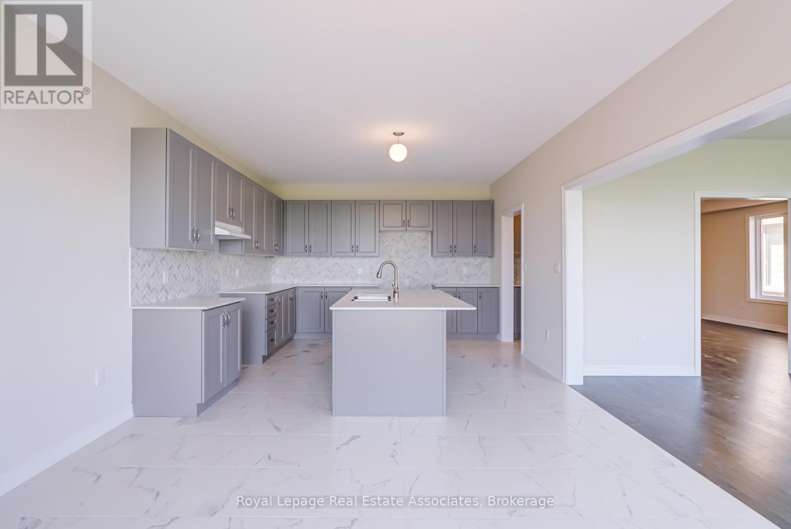 29 John Dallimore Drive, Georgina, Ontario  L4P 0S6 - Photo 9 - N12761452