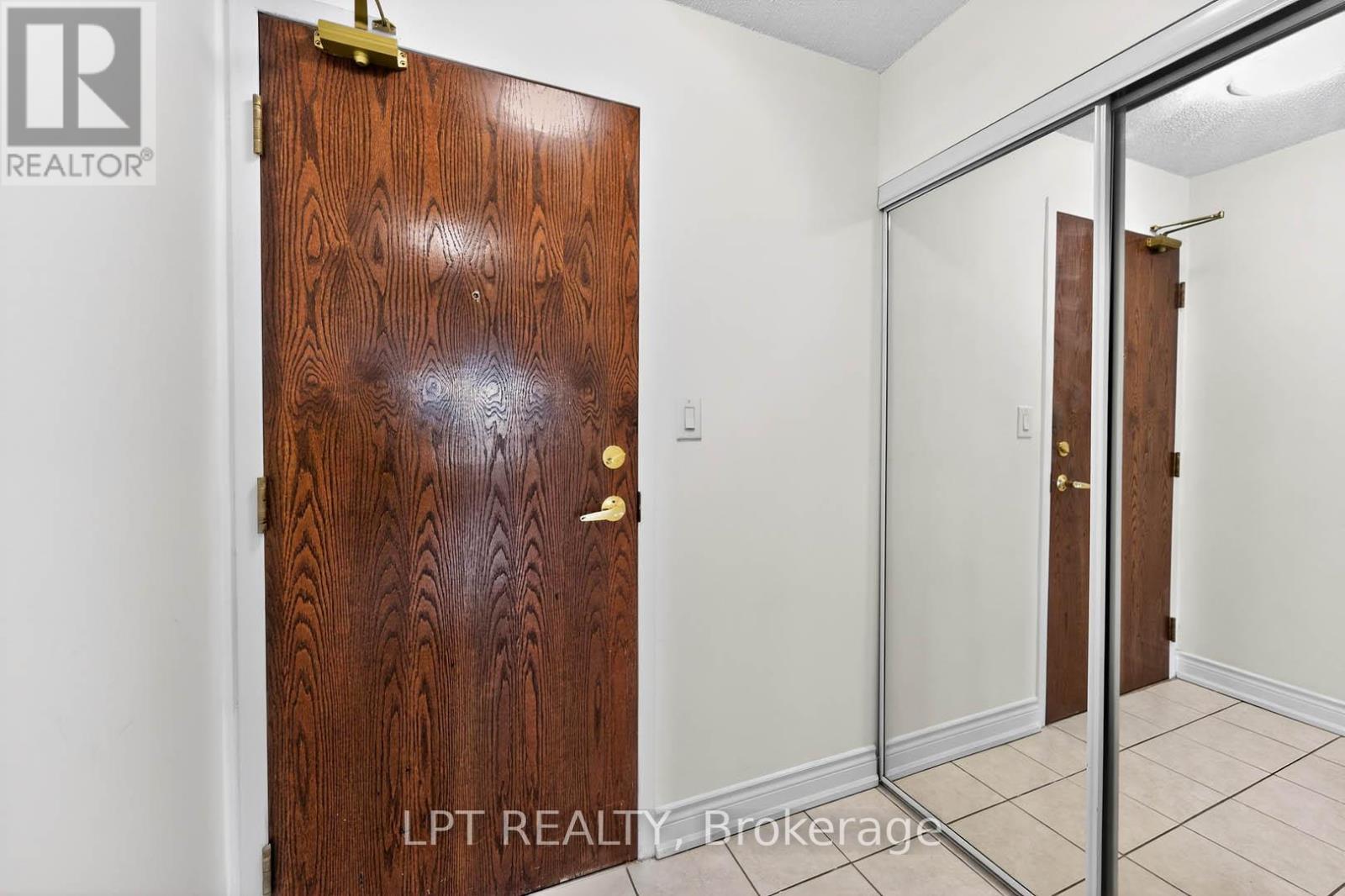 501 - 51 Baffin Court, Richmond Hill, Ontario  L4B 4P6 - Photo 4 - N12761496