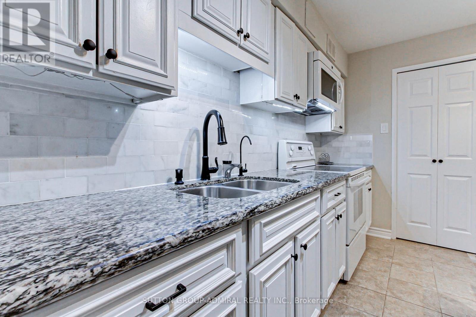 303 - 1 Royal Orchard Boulevard, Markham, Ontario  L3T 3C2 - Photo 10 - N12761528