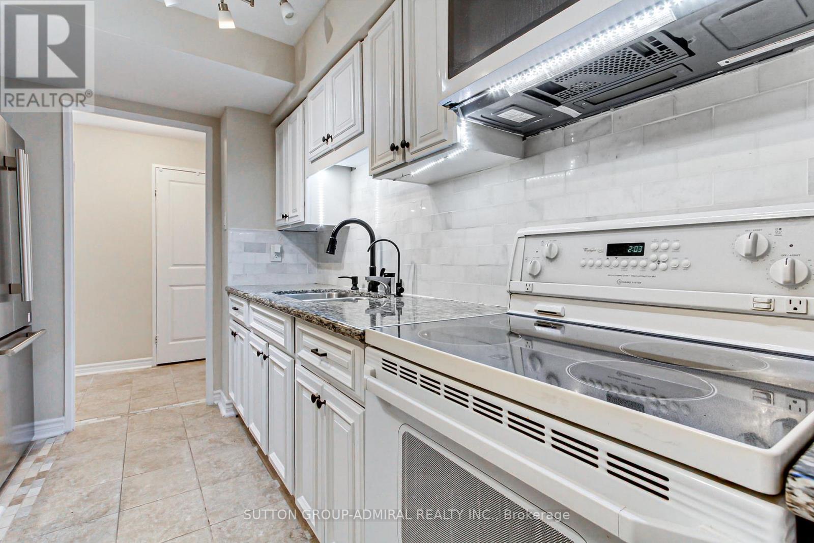 303 - 1 Royal Orchard Boulevard, Markham, Ontario  L3T 3C2 - Photo 11 - N12761528