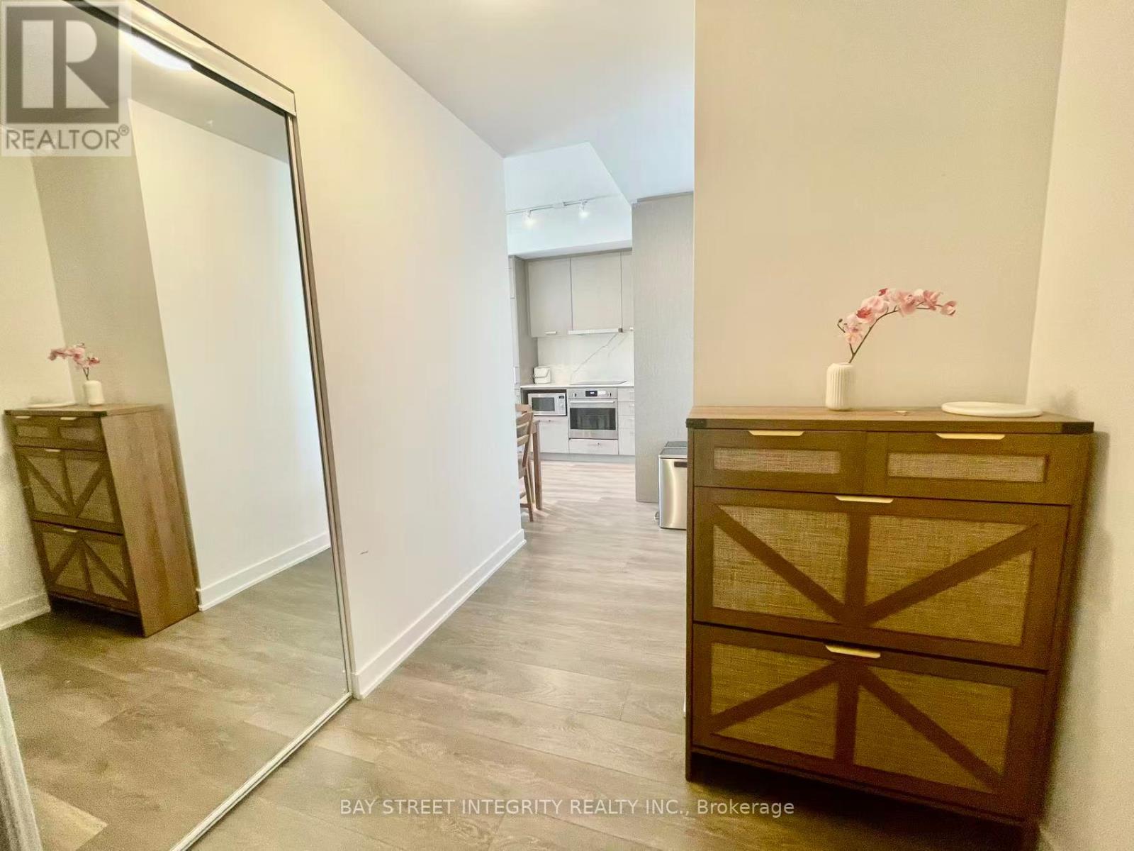 716 - 10 Honeycrisp Crescent, Vaughan, Ontario  L4K 0M7 - Photo 3 - N12761602