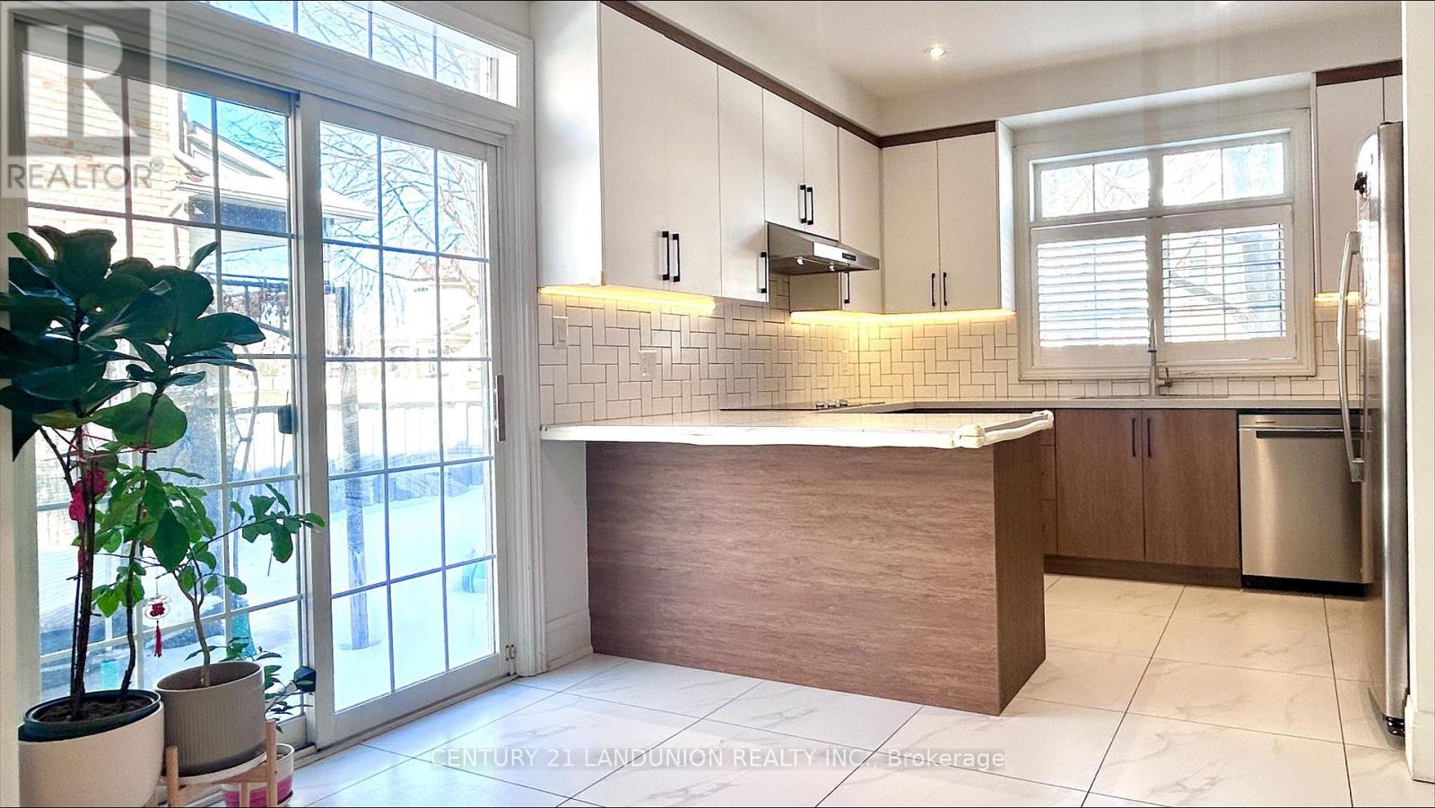 106 Santa Maria Trail, Vaughan, Ontario  L6A 3G9 - Photo 5 - N12761692