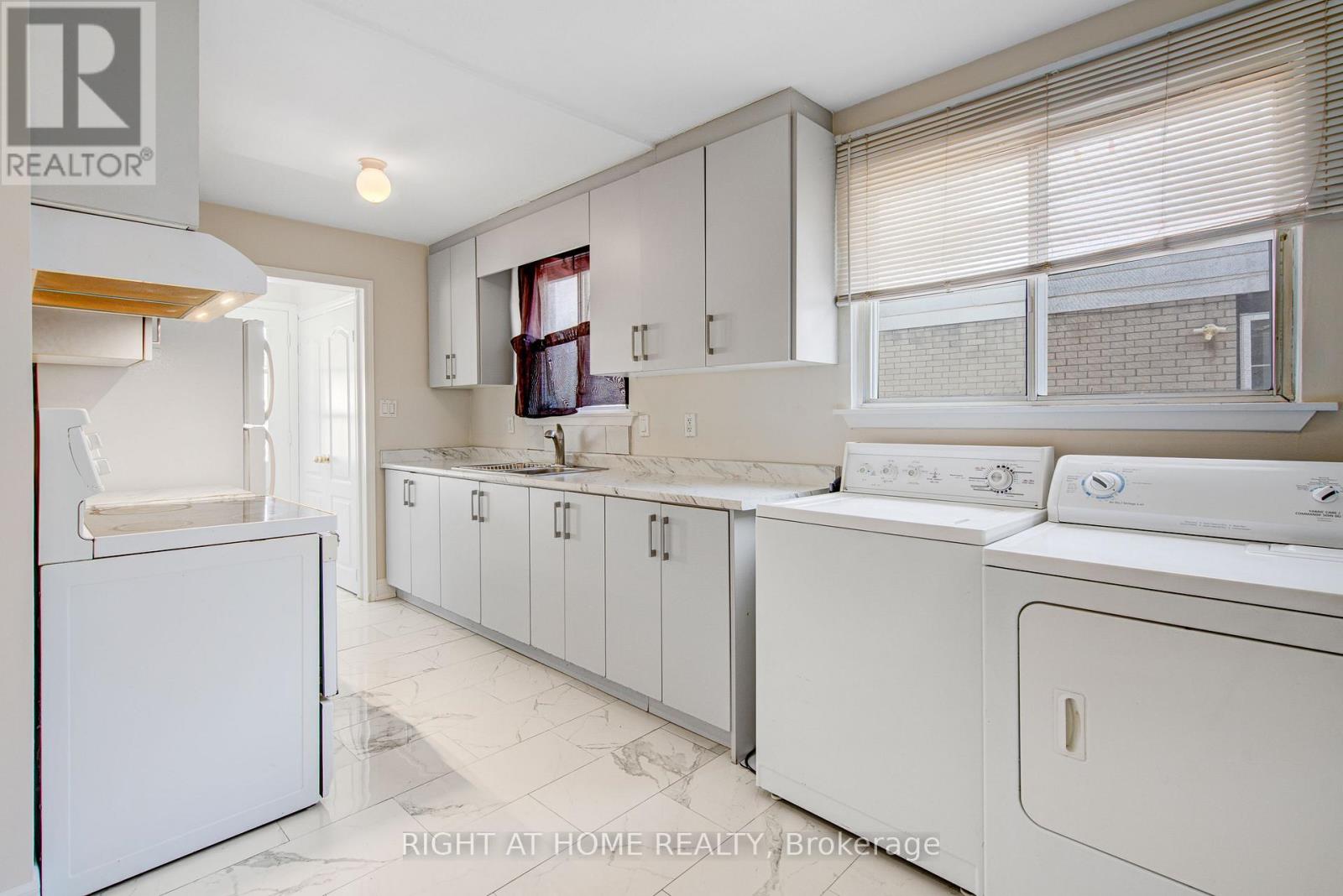 2594 Lundene Road, Mississauga, Ontario  L5J 1P8 - Photo 4 - W12761242