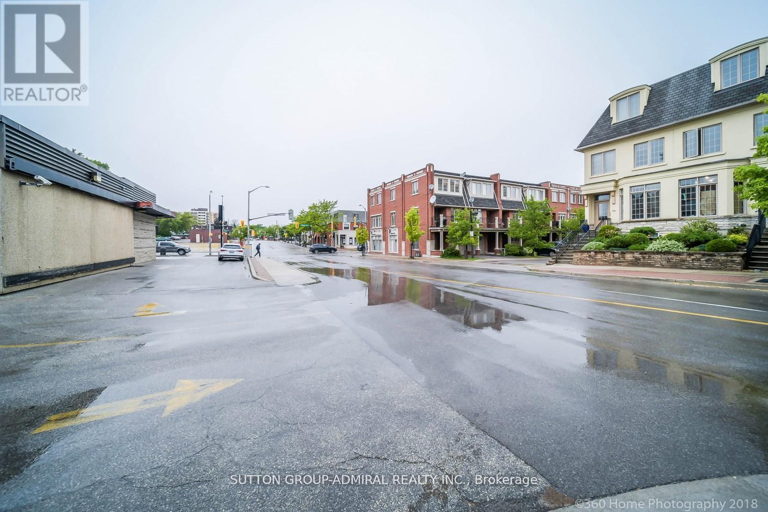 104 Lakeshore Road W, Oakville, Ontario  L6K 1E3 - Photo 4 - W12761278