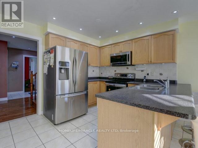 16 Deforest Drive, Brampton, Ontario  L7A 2Y3 - Photo 5 - W12761710