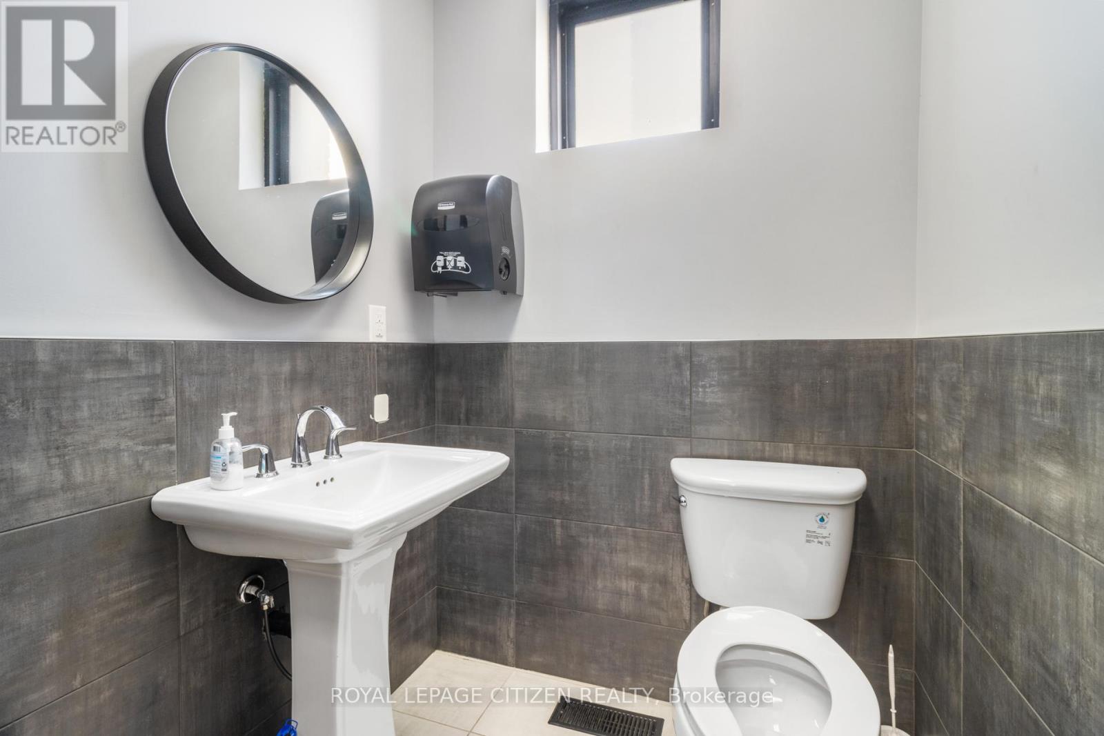 25 Meteor Drive, Toronto (West Humber-Clairville), Ontario  M9W 1A3 - Photo 19 - W12761770