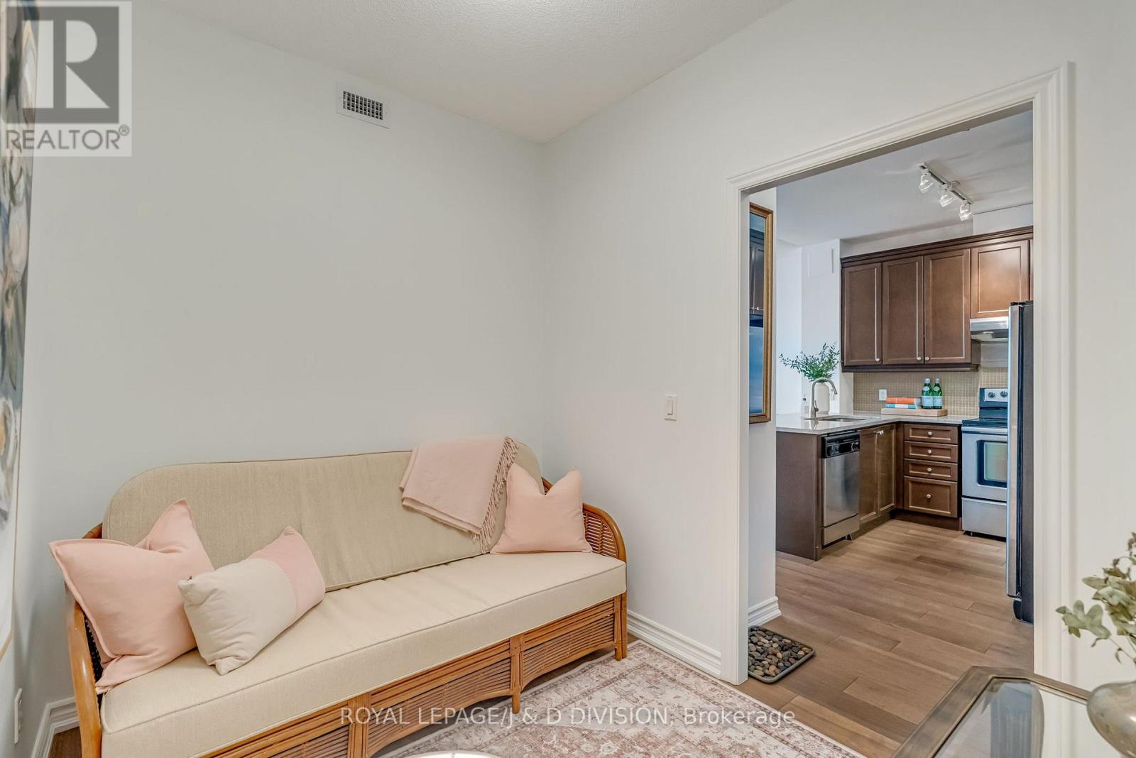 413 - 1135 Royal York Road, Toronto, Ontario  M9A 0C3 - Photo 17 - W12761774