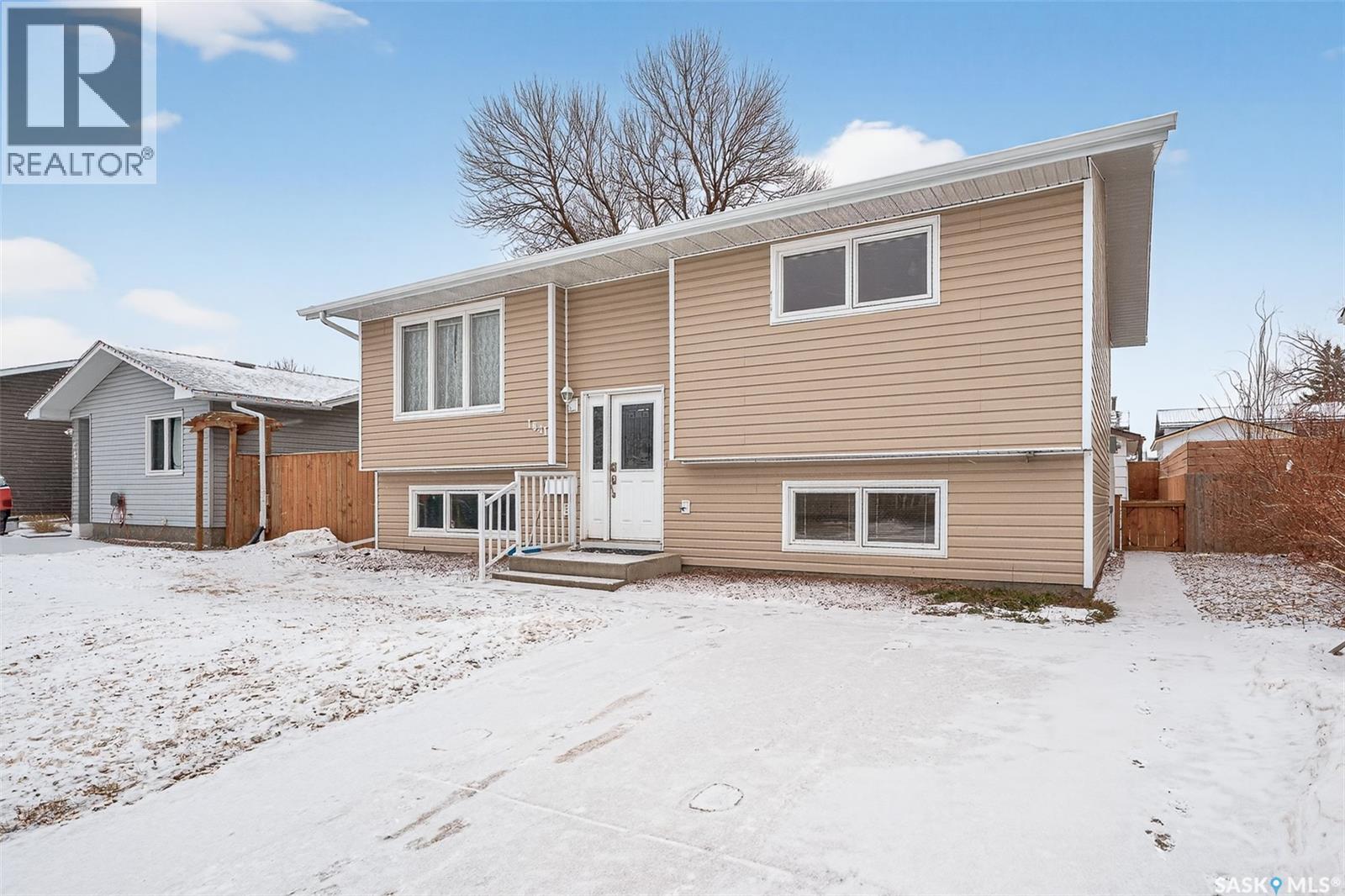 1641 Smith Street, Moose Jaw, Saskatchewan  S6K 1A7 - Photo 2 - SK028004