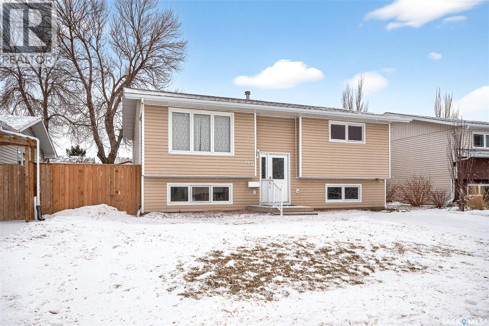 1641 Smith Street, Moose Jaw, Saskatchewan  S6K 1A7 - Photo 3 - SK028004