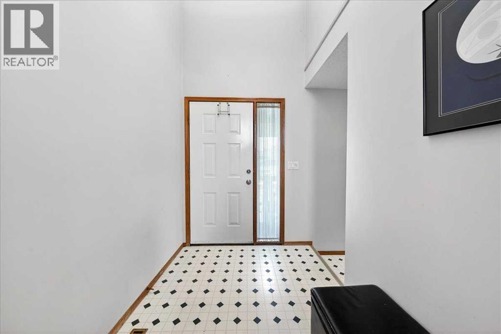 210 Shawinigan Way Sw, Calgary, Alberta  T2Y 2W3 - Photo 3 - A2284079