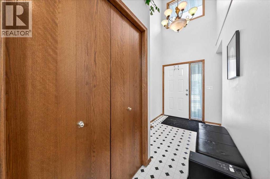 210 Shawinigan Way Sw, Calgary, Alberta  T2Y 2W3 - Photo 4 - A2284079