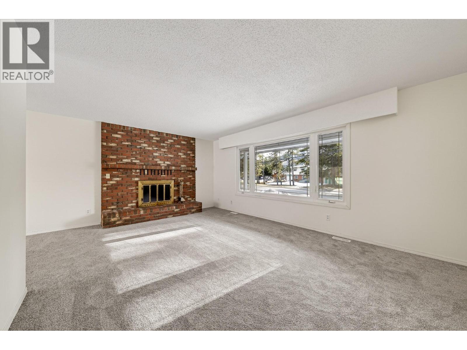 261 Pine Avenue, Sparwood, British Columbia  V0B 2G0 - Photo 2 - 10371910