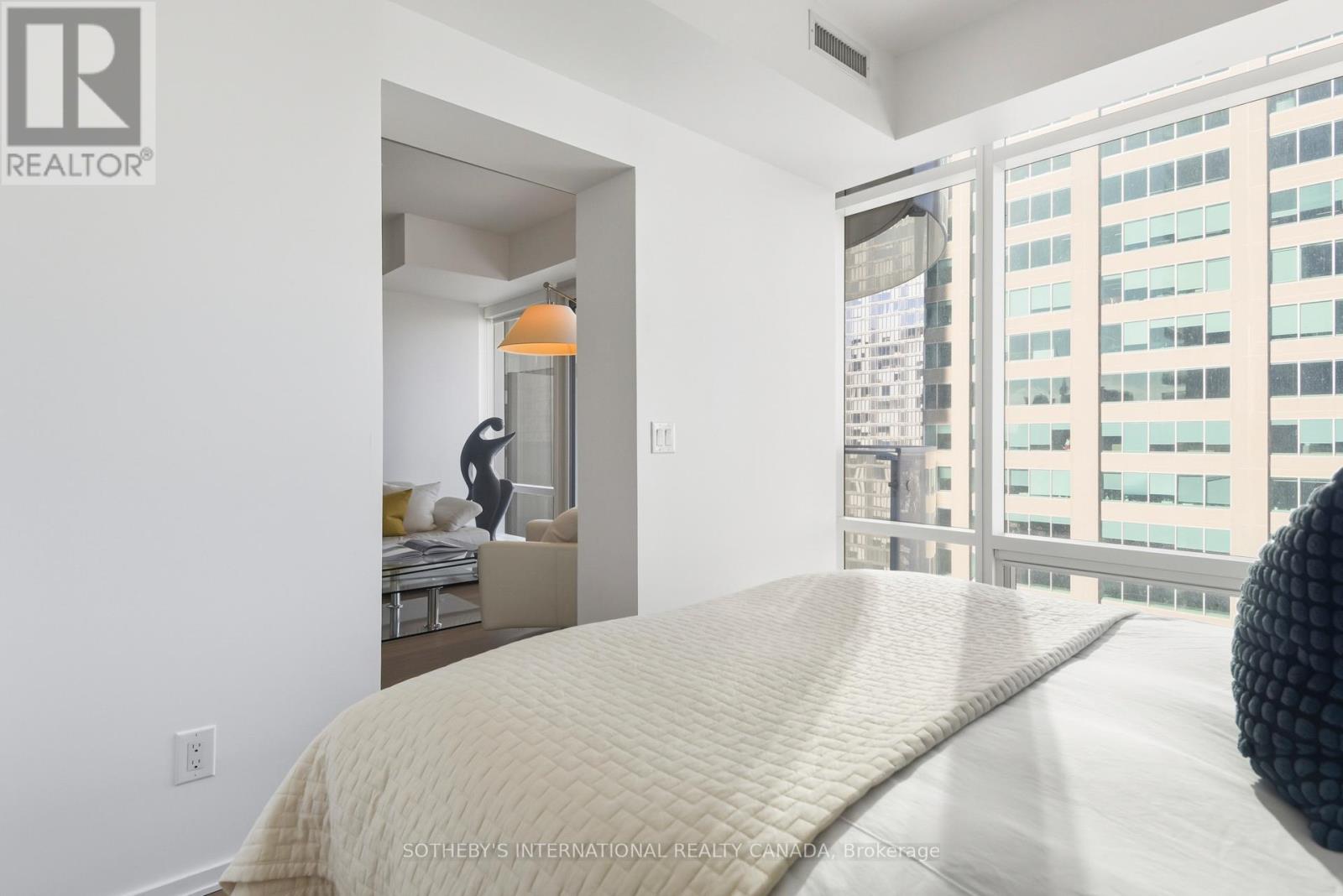 2712 - 1 Bloor Street E, Toronto, Ontario  M4W 0A8 - Photo 3 - C12761402