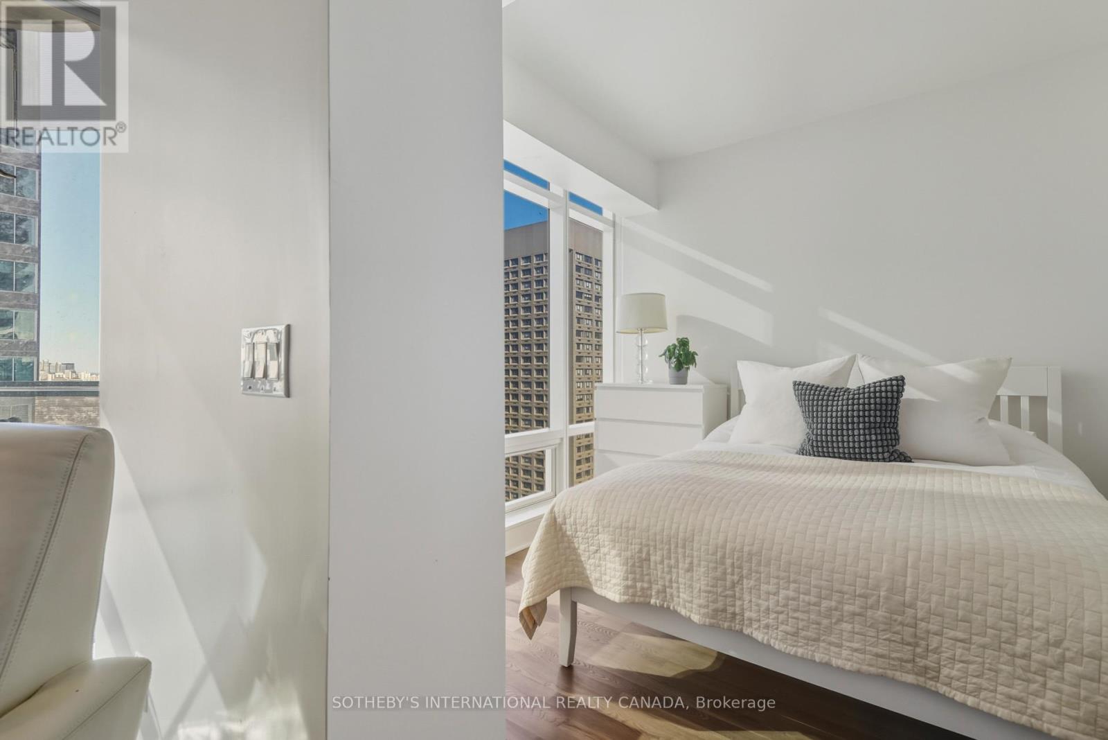 2712 - 1 Bloor Street E, Toronto, Ontario  M4W 0A8 - Photo 4 - C12761402