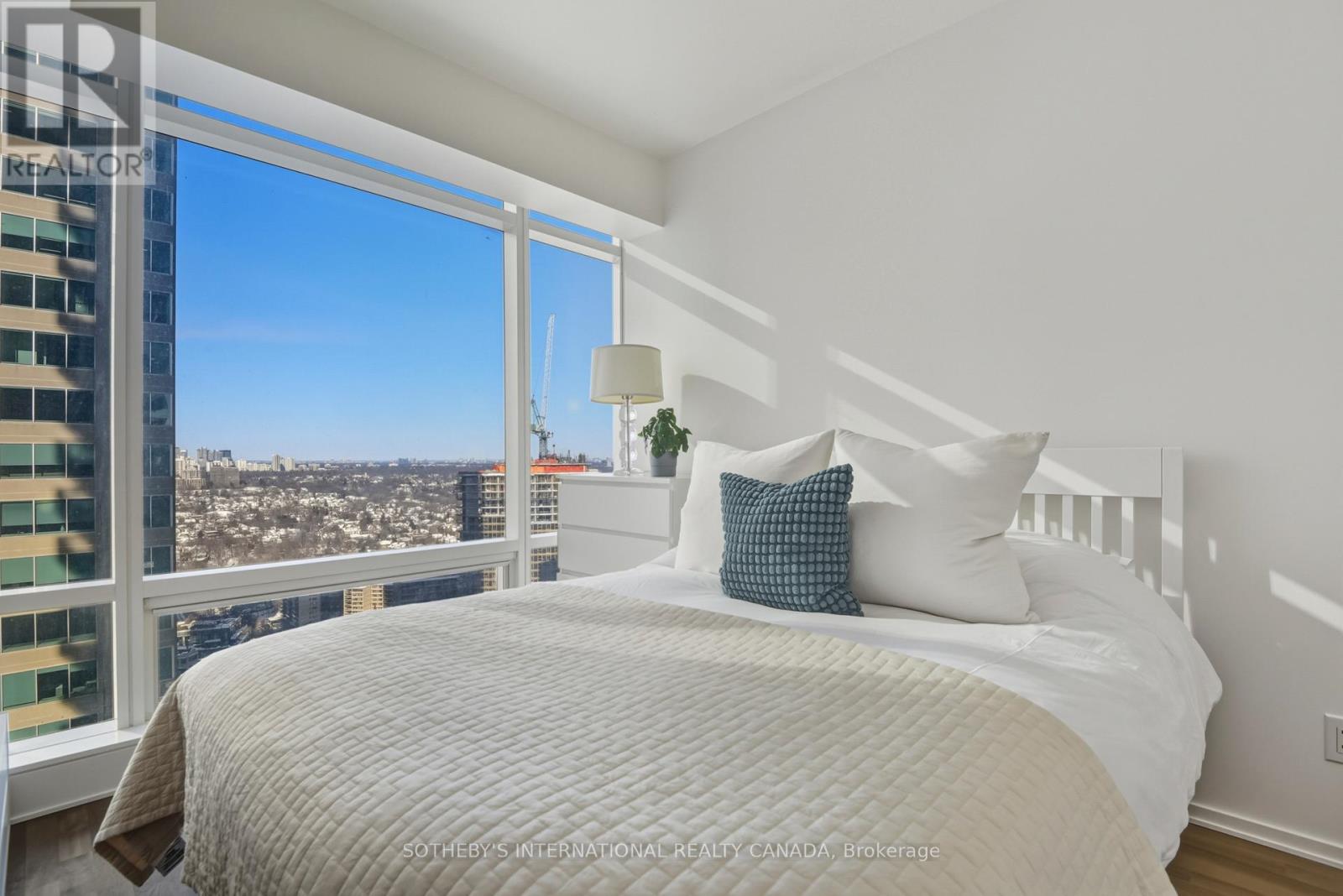 2712 - 1 Bloor Street E, Toronto, Ontario  M4W 0A8 - Photo 5 - C12761402