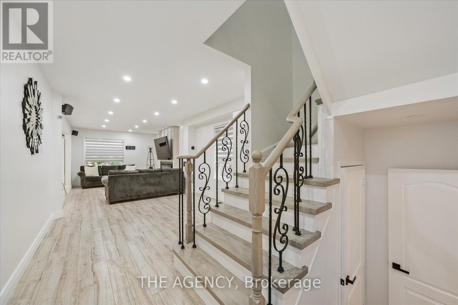 908 Oaktree Crescent, Newmarket (Summerhill Estates), Ontario  L3X 2Z1 - Photo 6 - N12761782