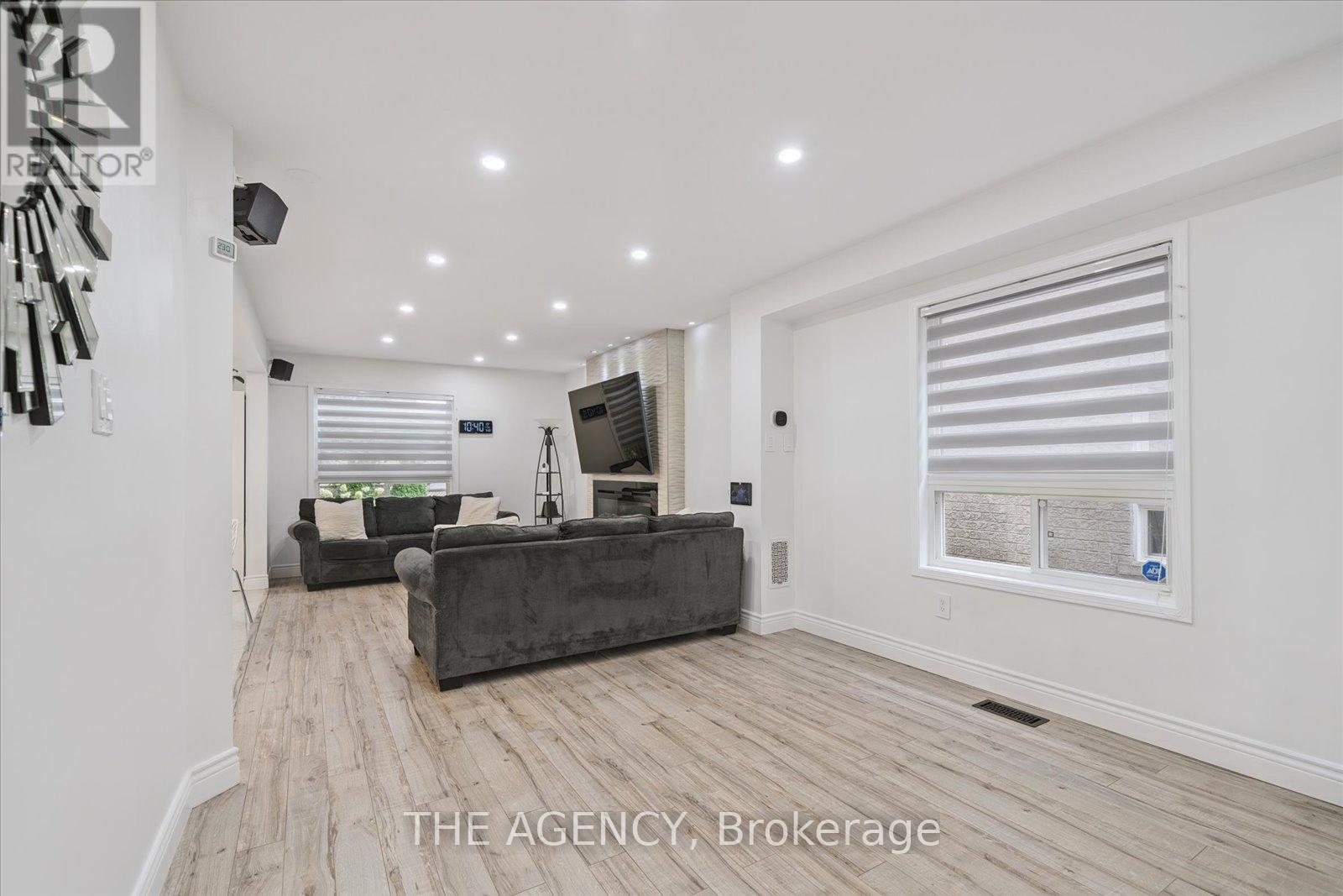 908 Oaktree Crescent, Newmarket (Summerhill Estates), Ontario  L3X 2Z1 - Photo 8 - N12761782