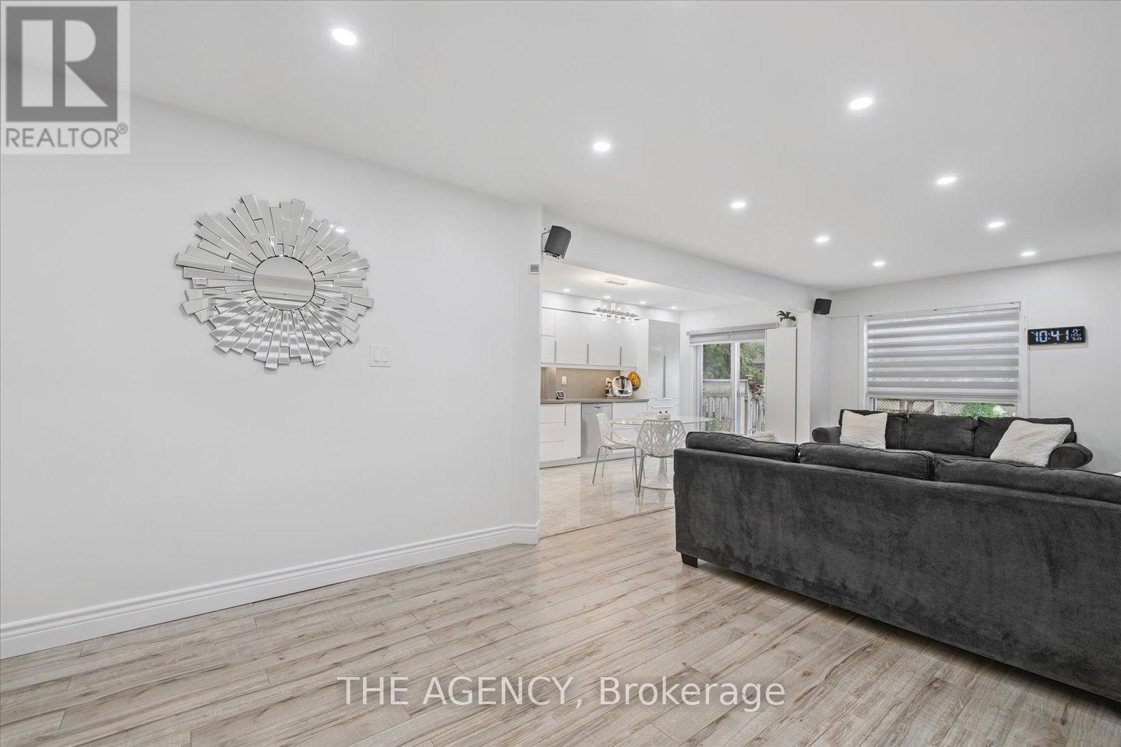 908 Oaktree Crescent, Newmarket (Summerhill Estates), Ontario  L3X 2Z1 - Photo 9 - N12761782