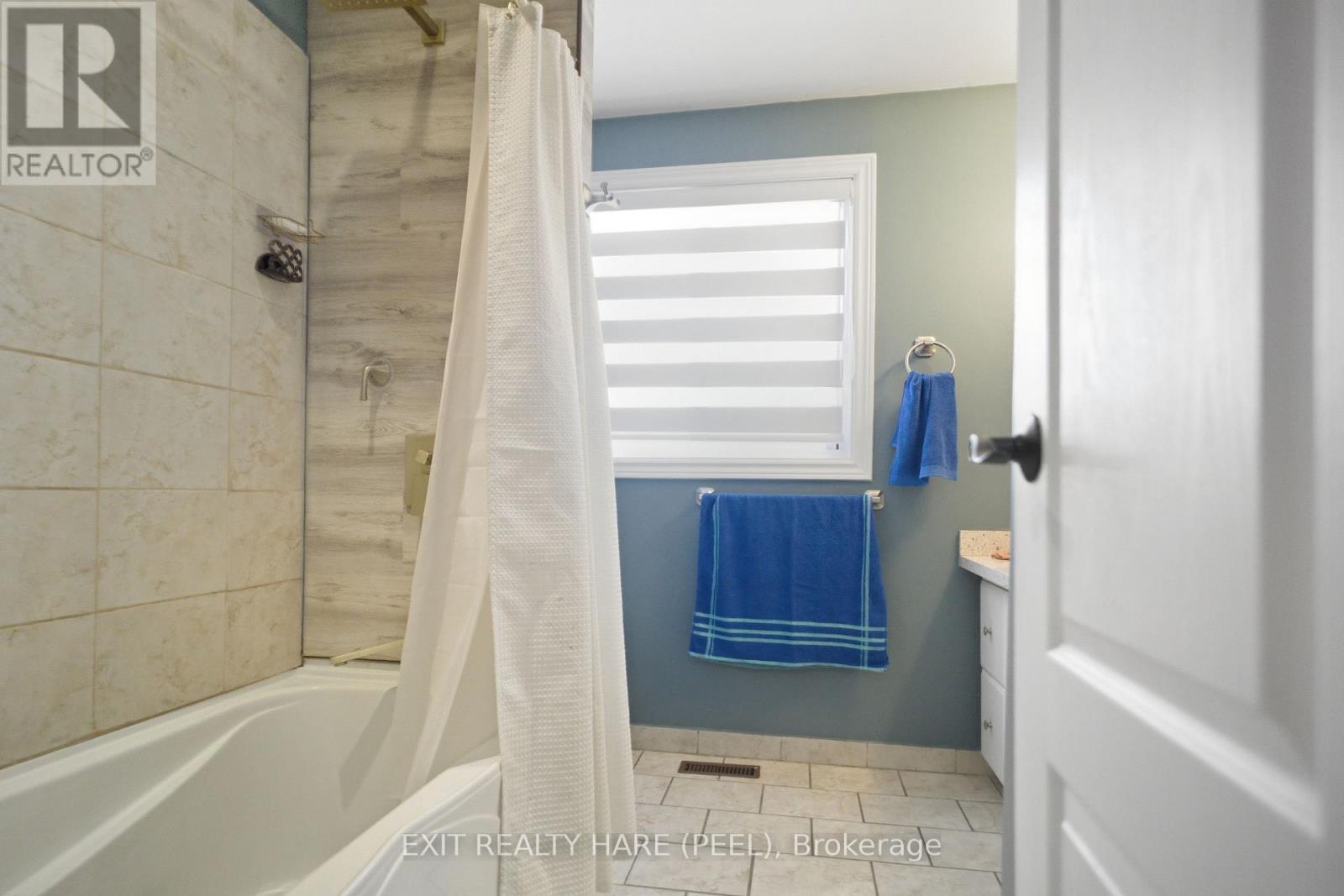 128 - 128 Baronwood Court, Brampton (Brampton North), Ontario  L6V 3H8 - Photo 6 - W12761808