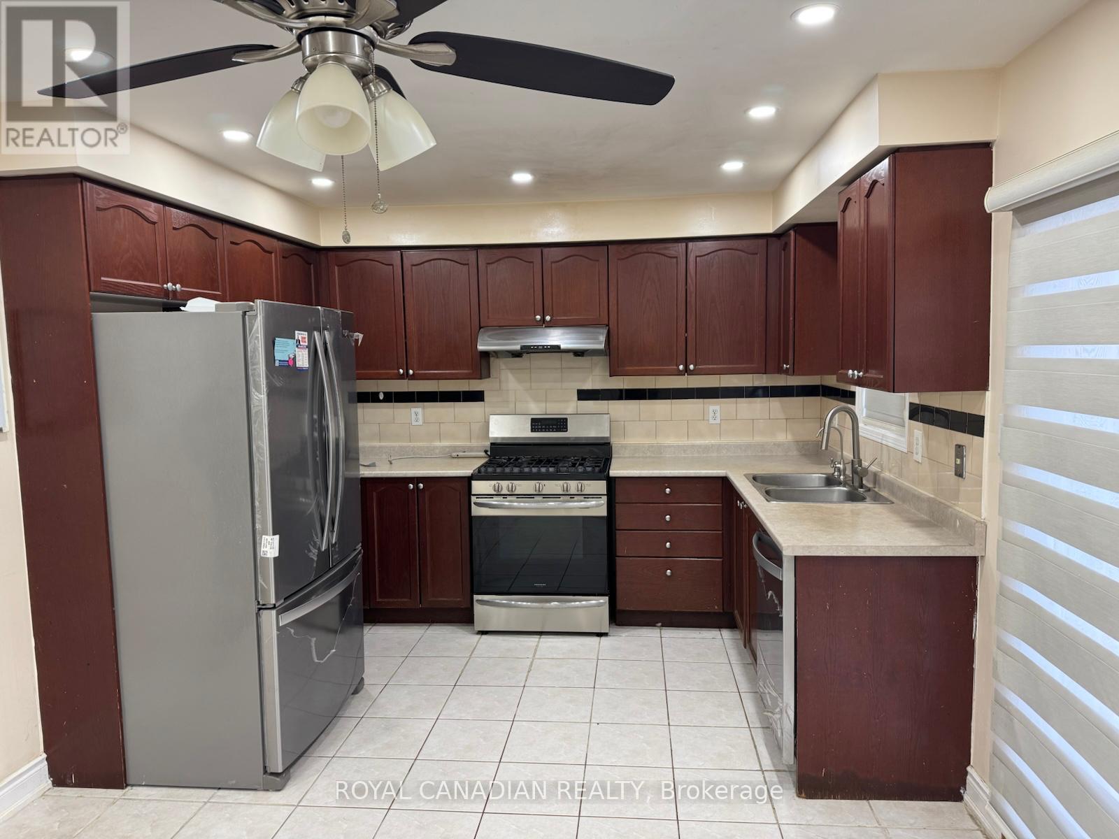 289 Edenbrook Hill Drive, Brampton (Fletcher's Meadow), Ontario  L7A 2M5 - Photo 2 - W12761840