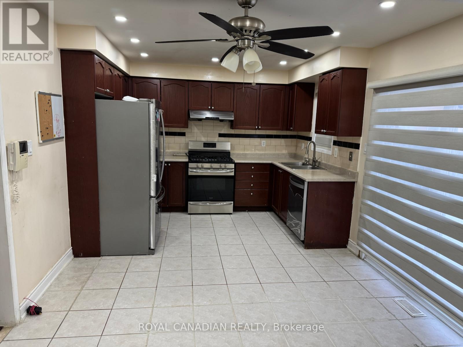 289 Edenbrook Hill Drive, Brampton (Fletcher's Meadow), Ontario  L7A 2M5 - Photo 3 - W12761840