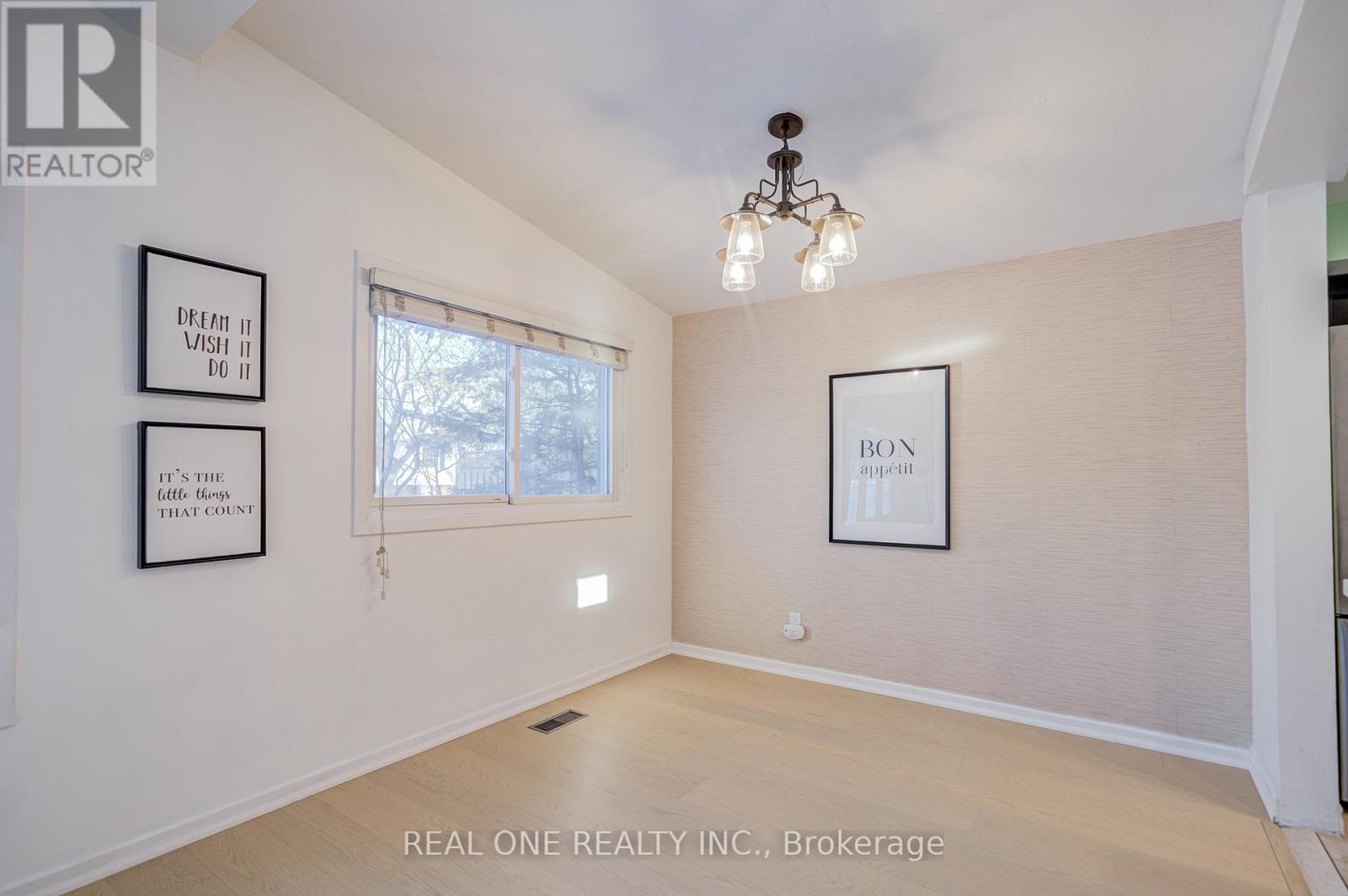 336 Hampton Heath Road, Burlington (Appleby), Ontario  L7L 4P9 - Photo 10 - W12761876