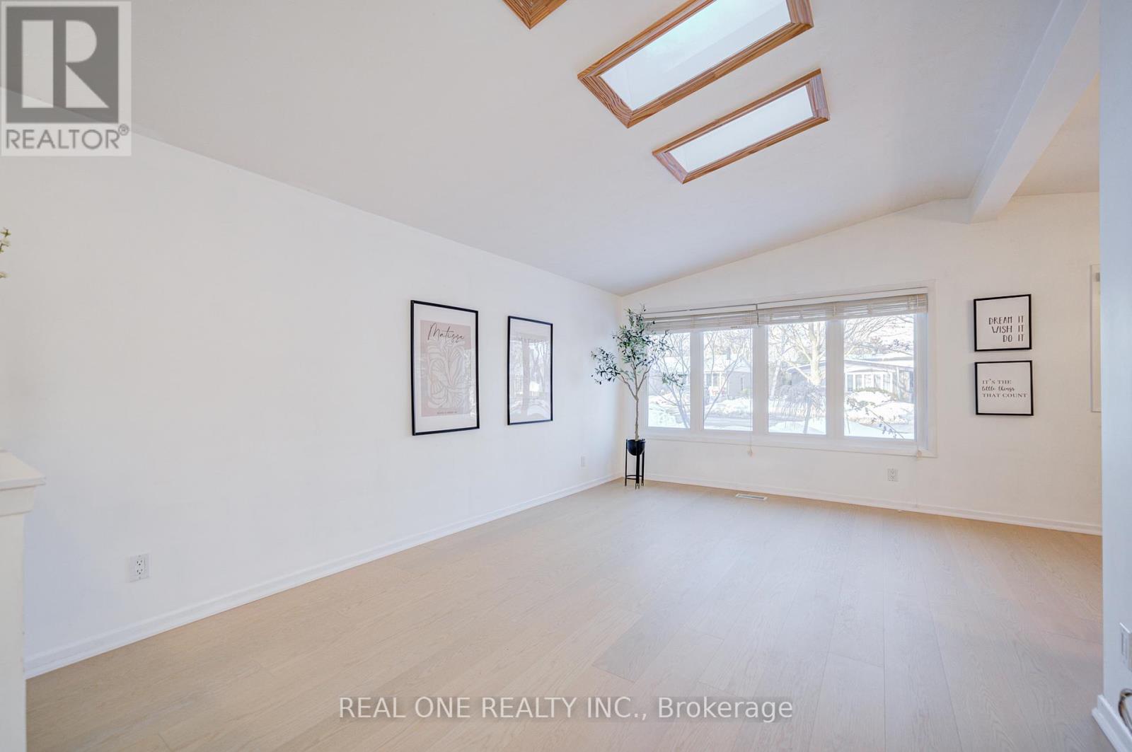 336 Hampton Heath Road, Burlington (Appleby), Ontario  L7L 4P9 - Photo 3 - W12761876