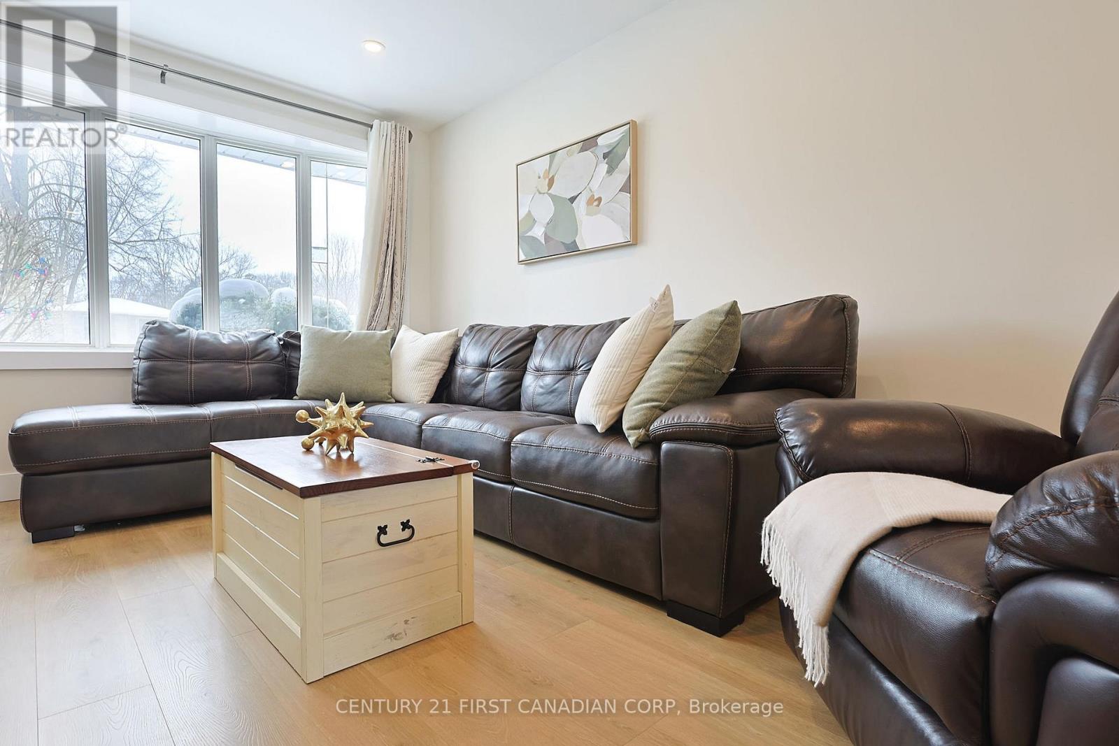 696 Griffith Street, London South (South K), Ontario  N6K 2W4 - Photo 4 - X12761364