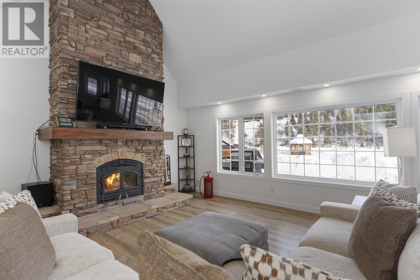 1009 Riverdale Rd, Thunder Bay, Ontario  P7J 1N3 - Photo 3 - TB2600168