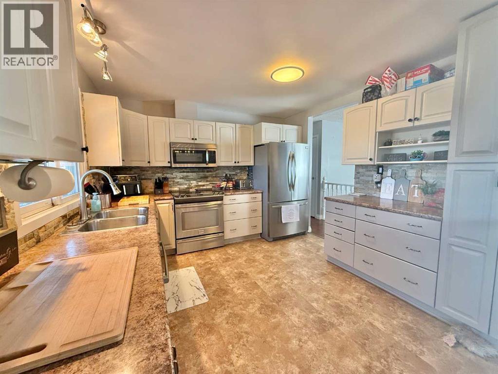 126 Maligne Drive, Hinton, Alberta  T7V 1J3 - Photo 7 - A2263506