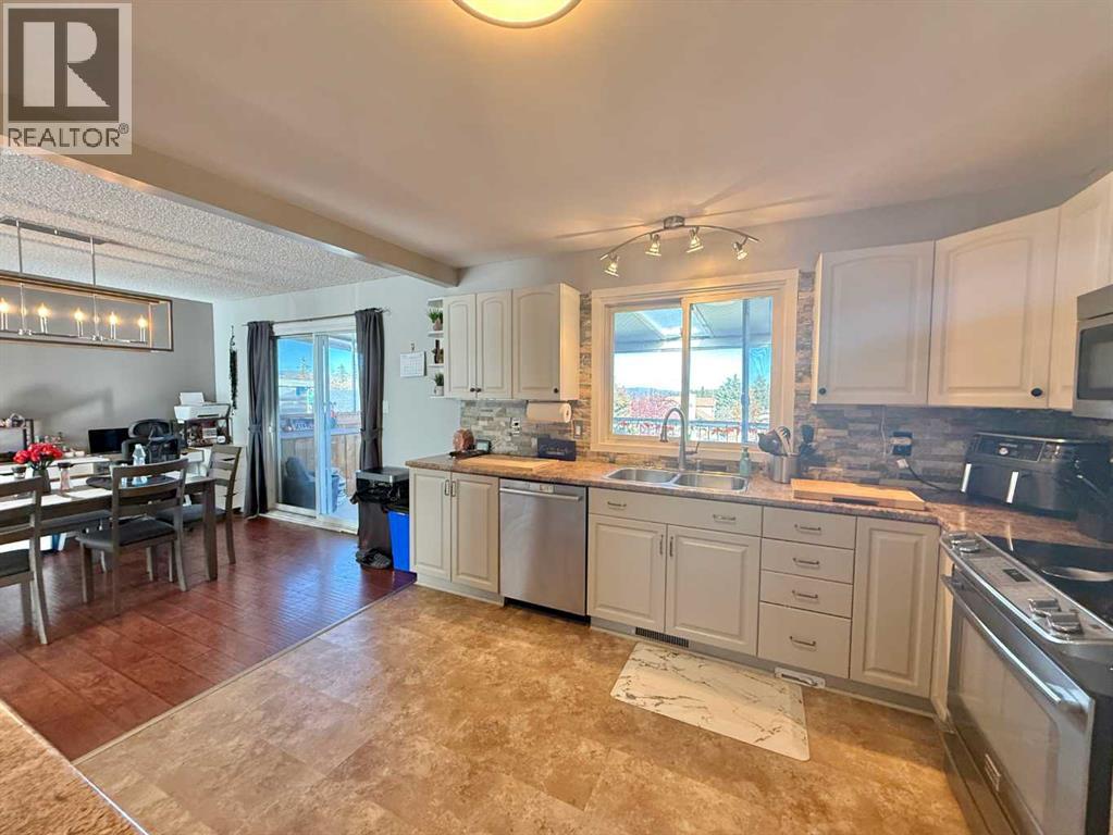 126 Maligne Drive, Hinton, Alberta  T7V 1J3 - Photo 9 - A2263506