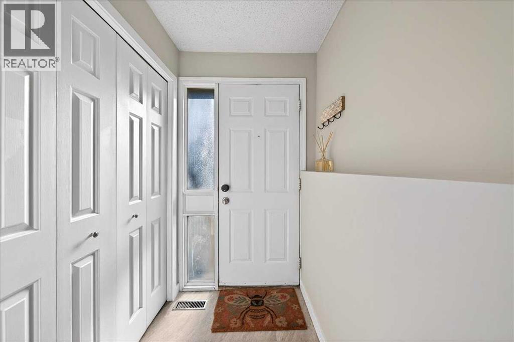 112 Glamis Terrace Sw, Calgary, Alberta  T3E 6V3 - Photo 4 - A2280483