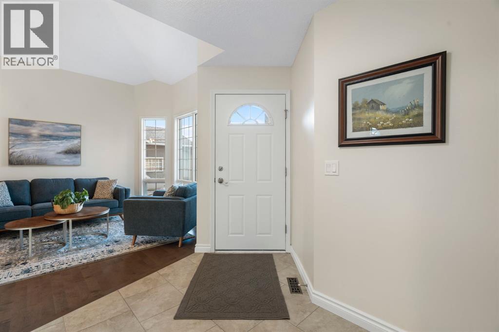 209 Hawkstone Drive Nw, Calgary, Alberta  T3G 3R1 - Photo 3 - A2278752