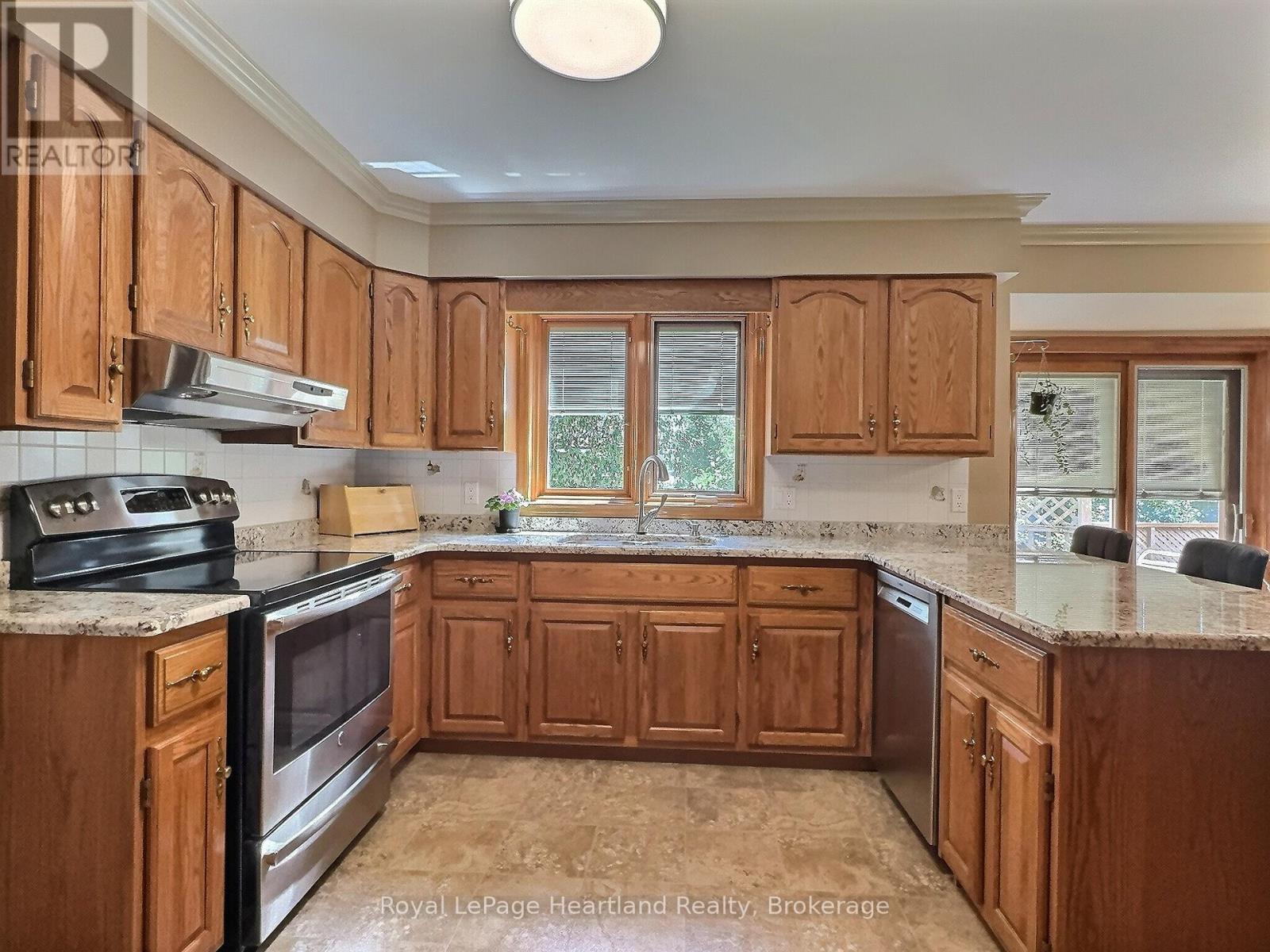 15 Kingscourt Crescent, South Huron, Ontario  N0M 1S1 - Photo 16 - X12317257