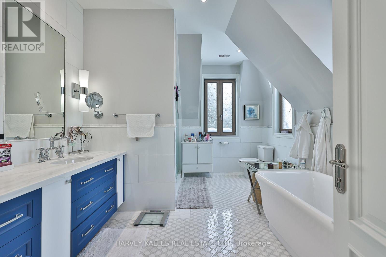 318 Maple Leaf Drive, Toronto (Maple Leaf), Ontario  M6L 1P6 - Photo 25 - W12760892