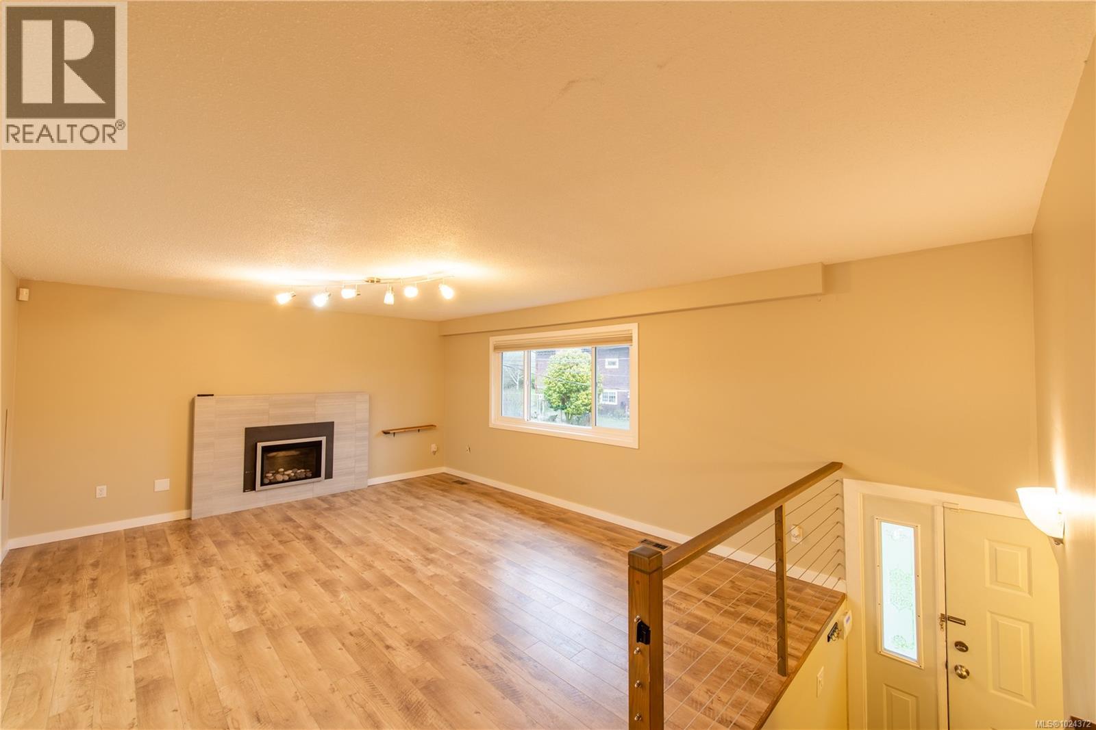 532 Bowlsby Pl, Victoria, British Columbia  V9A 4C7 - Photo 3 - 1024372