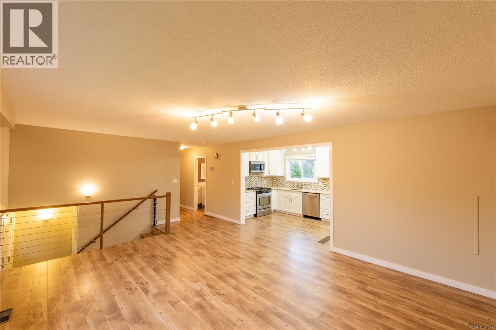 532 Bowlsby Pl, Victoria, British Columbia  V9A 4C7 - Photo 5 - 1024372