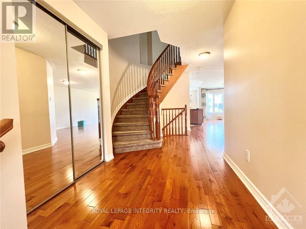 102 Brady Avenue, Ottawa, Ontario  K2K 0B1 - Photo 5 - X12762036