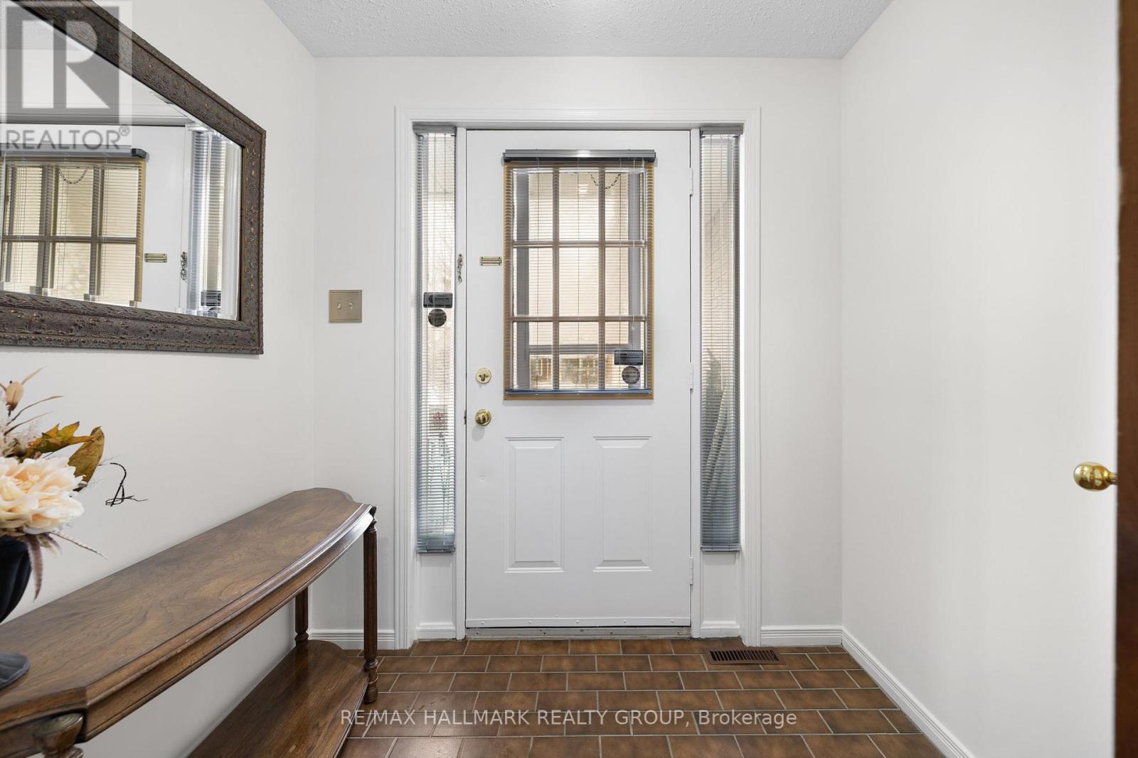 944 Greenbriar Avenue, Ottawa, Ontario  K2C 3V7 - Photo 3 - X12762286