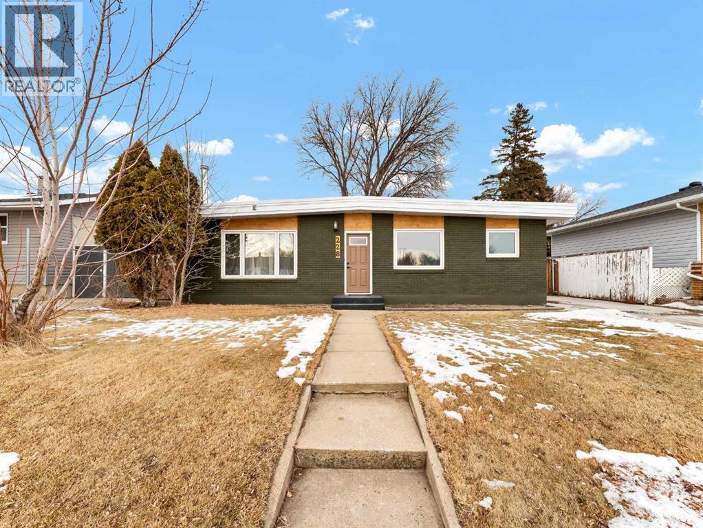 228 12 Street NW, Medicine Hat, Alberta