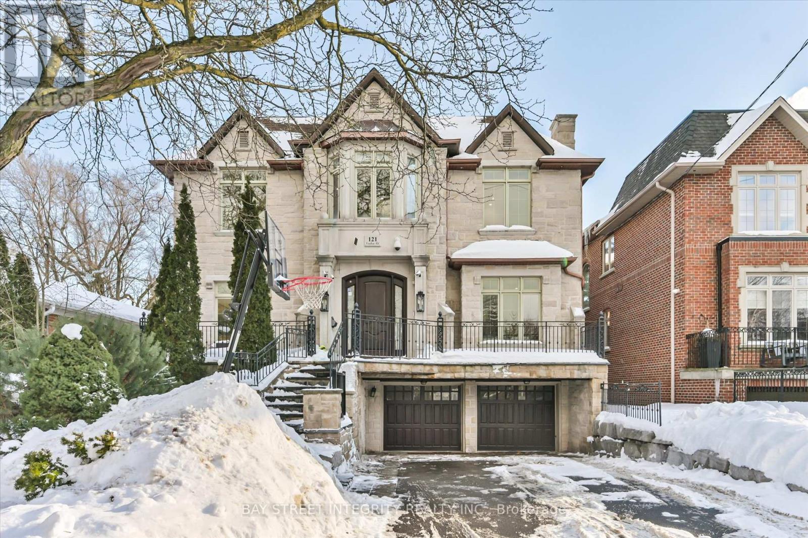 121 CARIBOU ROAD, Toronto, Ontario