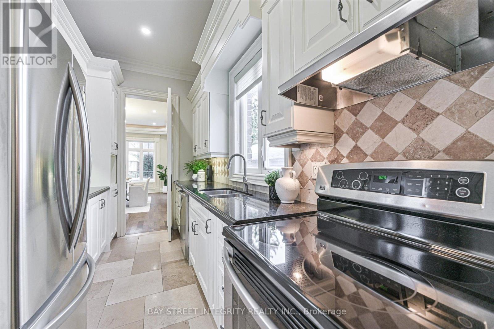 121 Caribou Road, Toronto, Ontario  M5N 2B1 - Photo 16 - C12762198