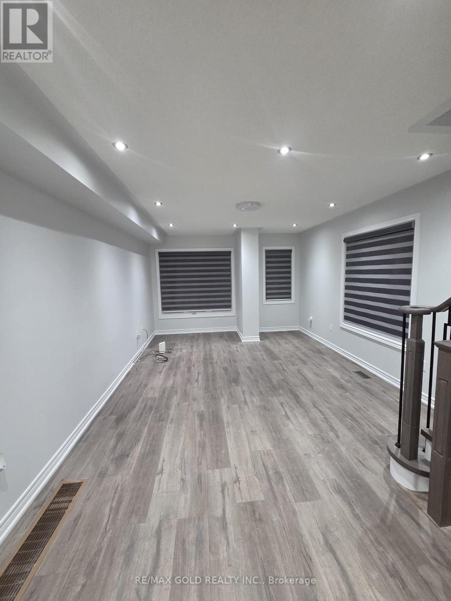 31 Peach Drive, Brampton (Sandringham-Wellington), Ontario  L6R 0W5 - Photo 3 - W12749594