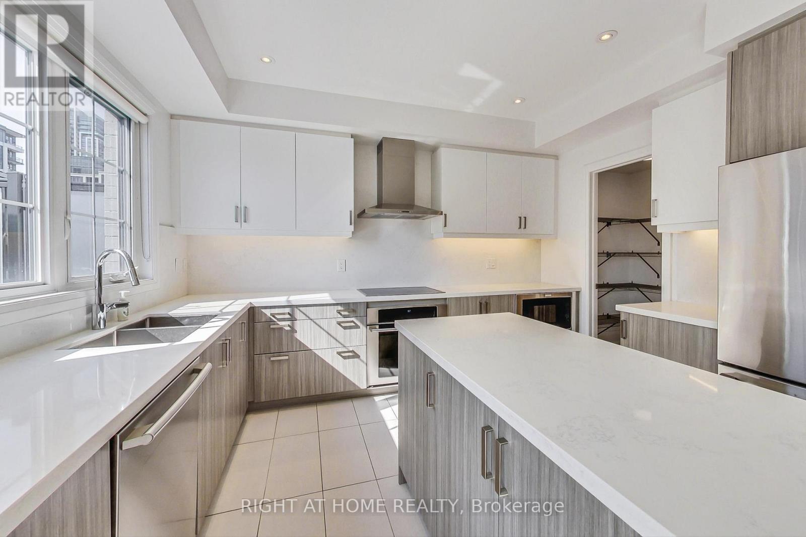 Th7 - 390 Highway 7 E, Richmond Hill, Ontario  L4B 0G5 - Photo 15 - N12762044