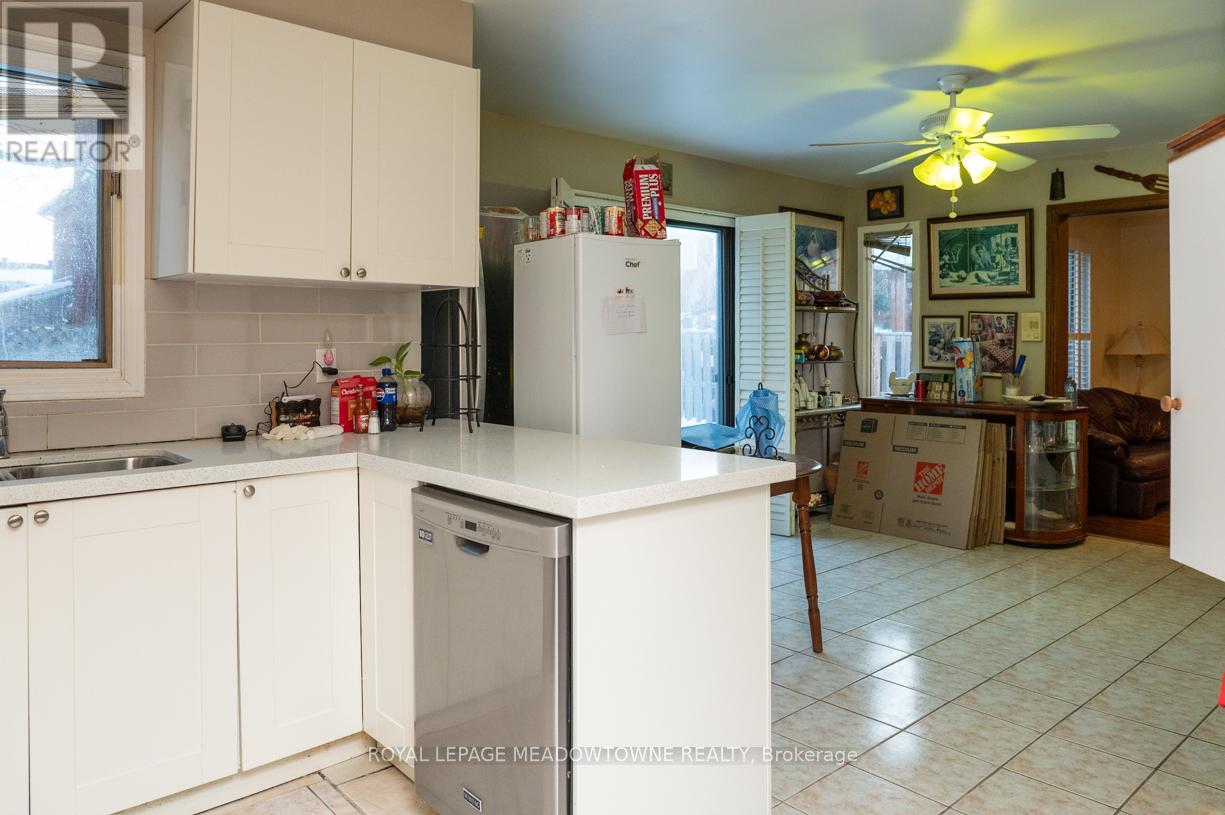 9 Hanna Avenue, Richmond Hill, Ontario  L4B 1Y6 - Photo 11 - N12762230